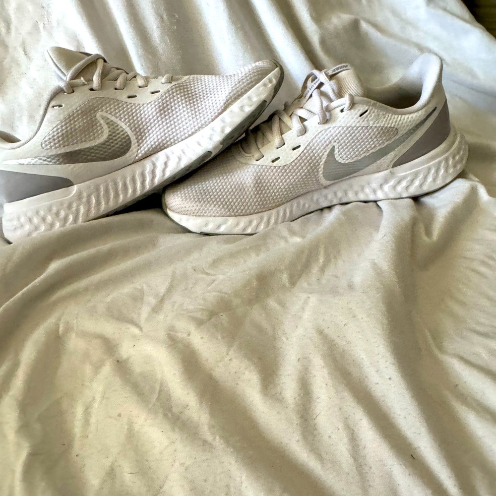Women’s size 8 Nike white/silver running shoes